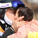 Lo snowboarder Kim Yun-ho bacia la figlia dopo la gara