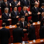 Il presidente cinese Xi Jinping stringe le mani ai delegati del parlamento riunito