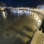 Tevere in piena: chiusi gli accessi alle banchine a Roma. L’onda di piena attesa per questa notte. Allerta alle porte di Roma e in provincia di Viterbo: il fiume sorvegliato speciale in provincia a Orte mentre ha esondato dagli argini nella campagna di Civita Castellana Tevere in piena: chiusi gli accessi alle banchine a Roma. L’onda di piena attesa per questa notte. Allerta alle porte di Roma e in provincia di Viterbo: il fiume sorvegliato speciale in provincia a Orte mentre ha esondato dagli argini nella campagna di Civita Castellana