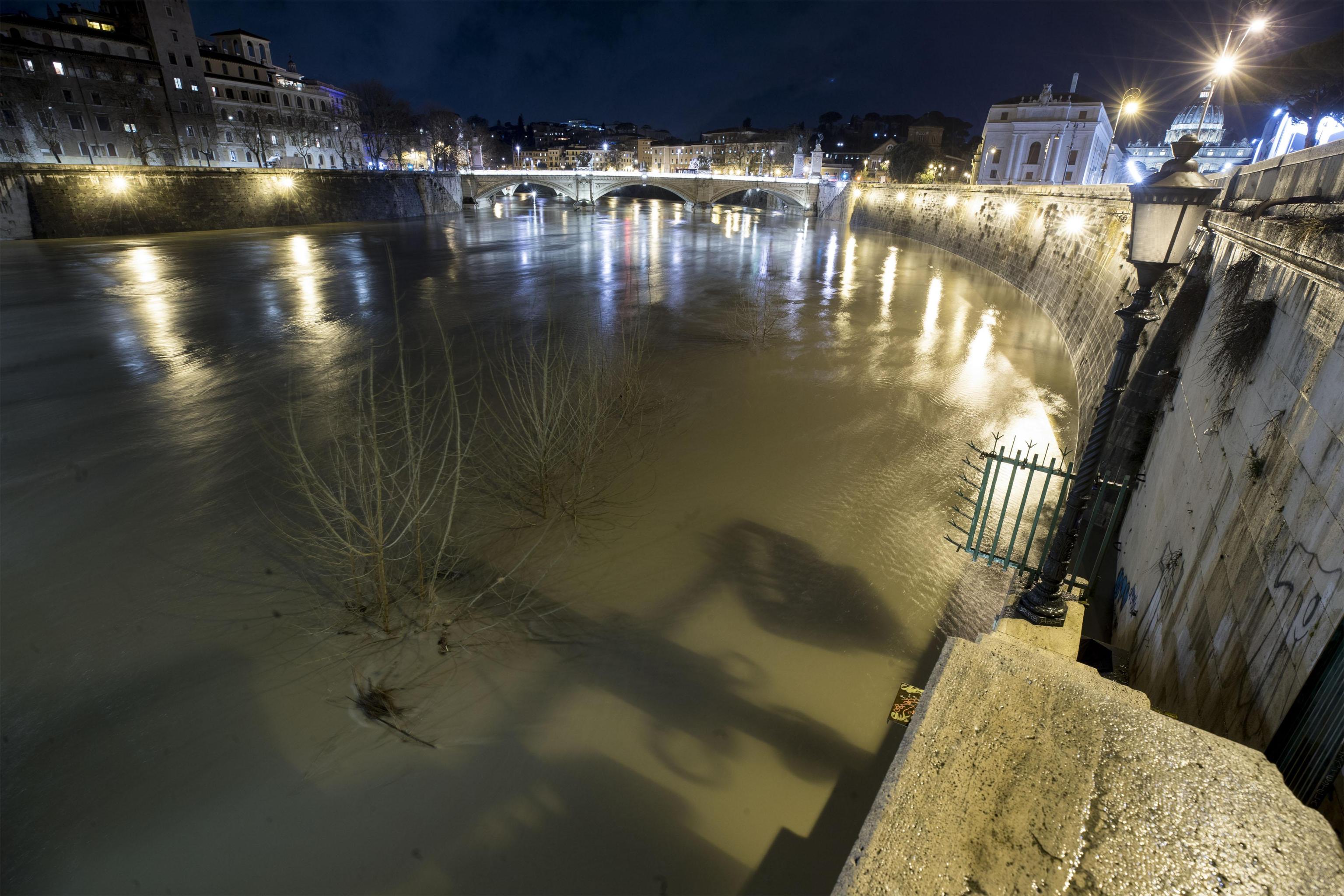 Tevere in piena: chiusi gli accessi alle banchine a Roma. L’onda di piena attesa per questa notte. Allerta alle porte di Roma e in provincia di Viterbo: il fiume sorvegliato speciale in provincia a Orte mentre ha esondato dagli argini nella campagna di Civita Castellana Tevere in piena: chiusi gli accessi alle banchine a Roma. L’onda di piena attesa per questa notte. Allerta alle porte di Roma e in provincia di Viterbo: il fiume sorvegliato speciale in provincia a Orte mentre ha esondato dagli argini nella campagna di Civita Castellana