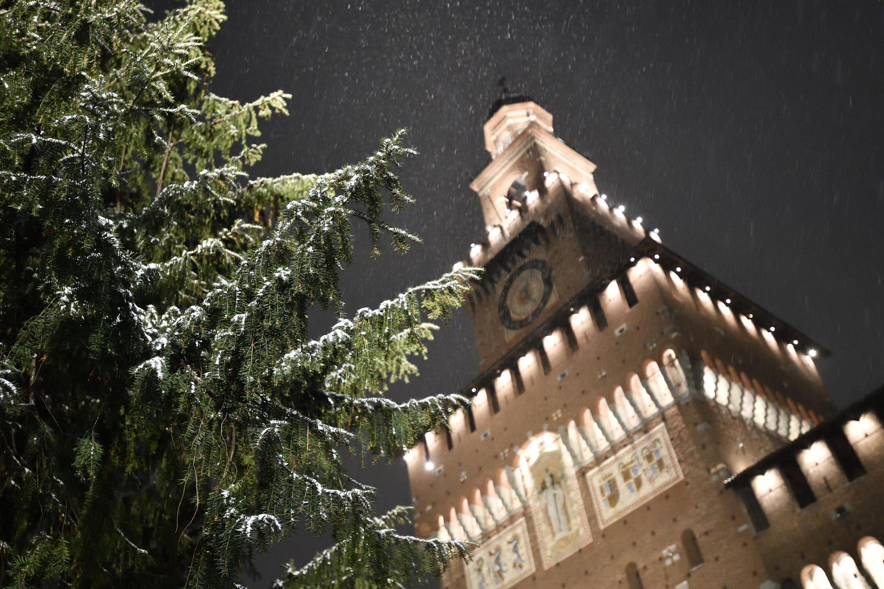 Una splendida veduta del Castello Sforzesco a Milano durante la nevicata di ieri sera