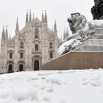 Piazza Duomo a Milano coperta da un candido manto di neve