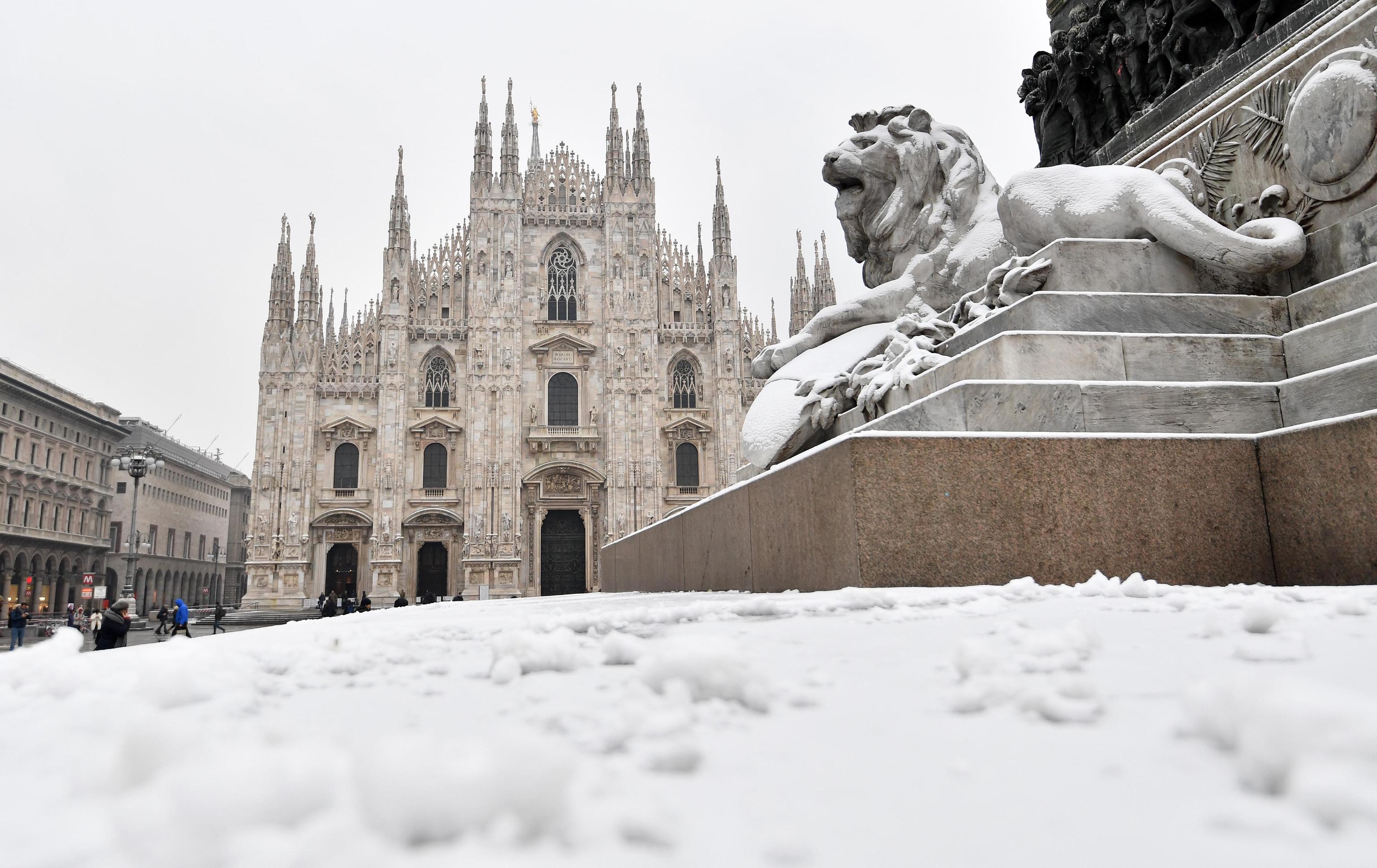 Piazza Duomo a Milano coperta da un candido manto di neve