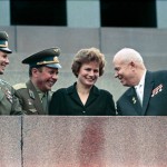 Il presidente sovietico Khrushchev con i cosmonauti Gagarin, Tereshkova (prima donna nello spazio) e Popovich