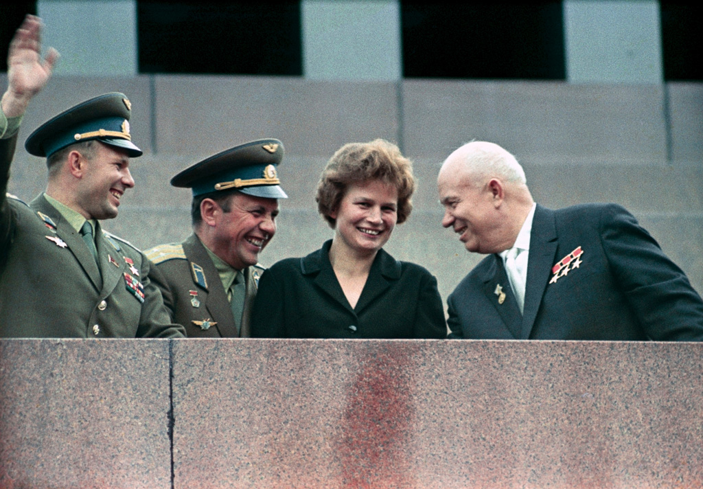 Il presidente sovietico Khrushchev con i cosmonauti Gagarin, Tereshkova (prima donna nello spazio) e Popovich