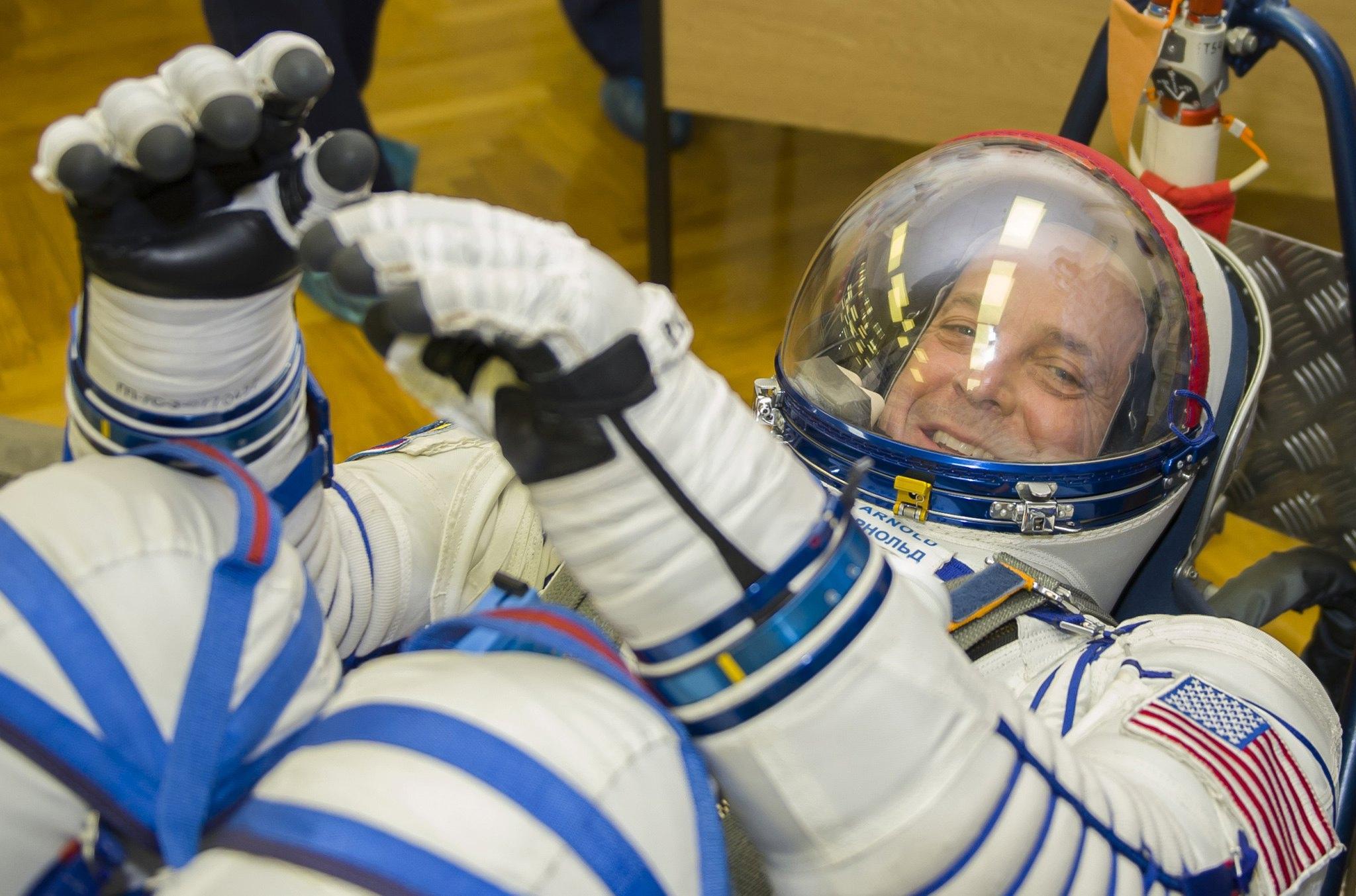 L’astronauta della NASA Richard Arnold in tuta spaziale sorride in attesa del lancio