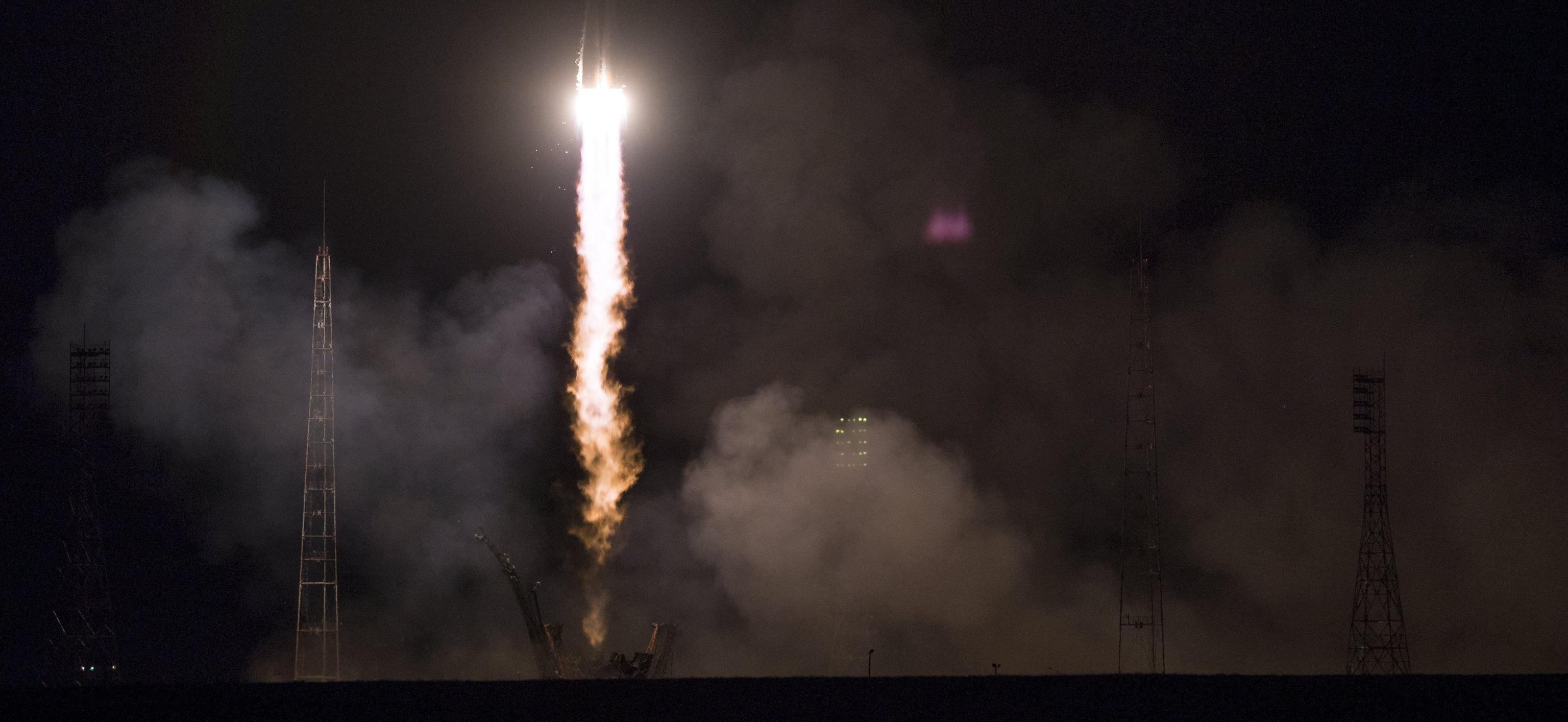 La scia lasciata dai motori della Soyuz Ms-08