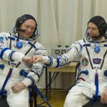 L’astronauta Andrew Feustel e il cosmonauta Oleg Artemyev si fanno forza a vicenda