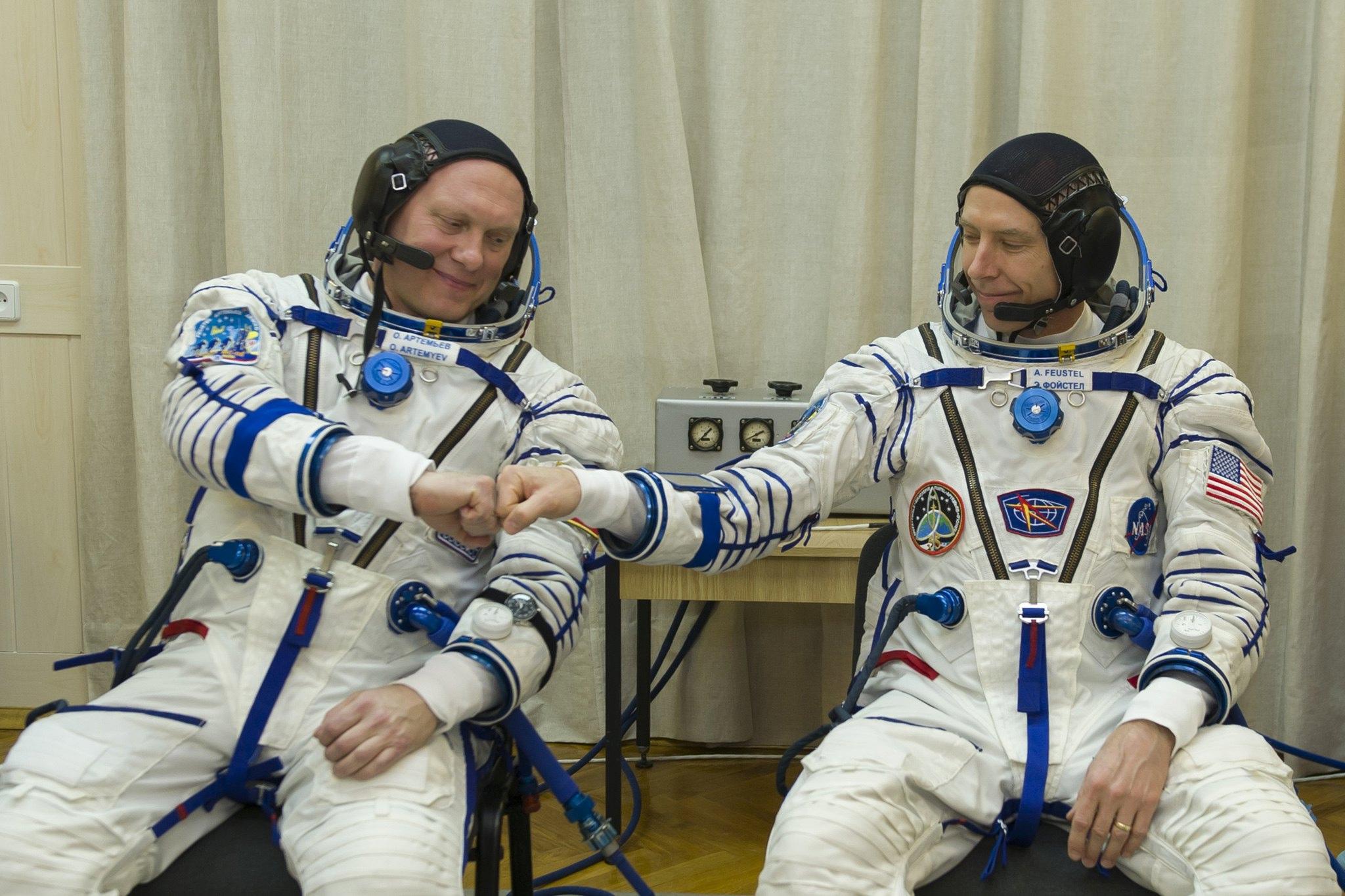 L’astronauta Andrew Feustel e il cosmonauta Oleg Artemyev si fanno forza a vicenda