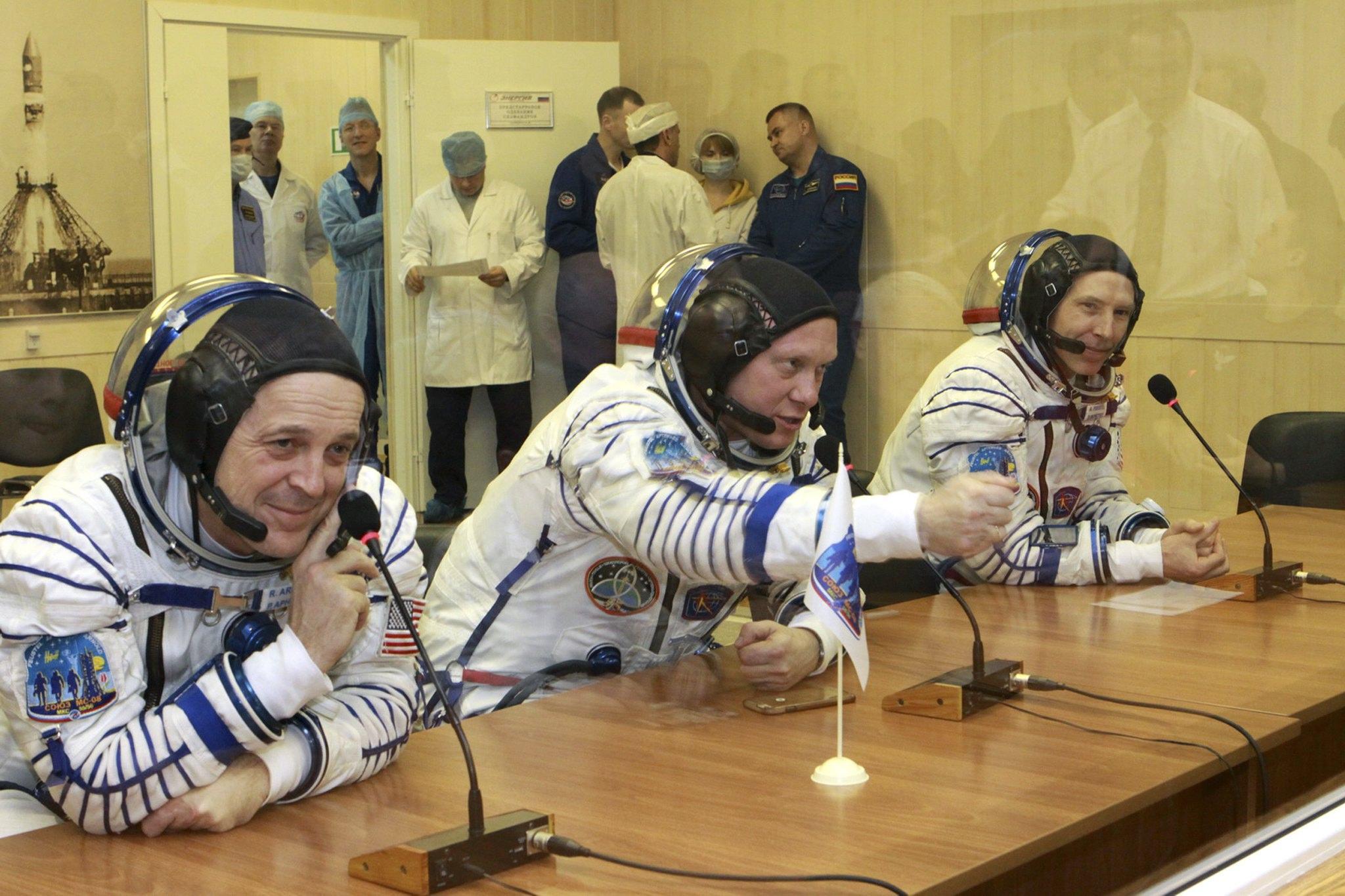 I tre parlano brevemente dal cosmodromo di Baikonur dopo aver effettuato i test