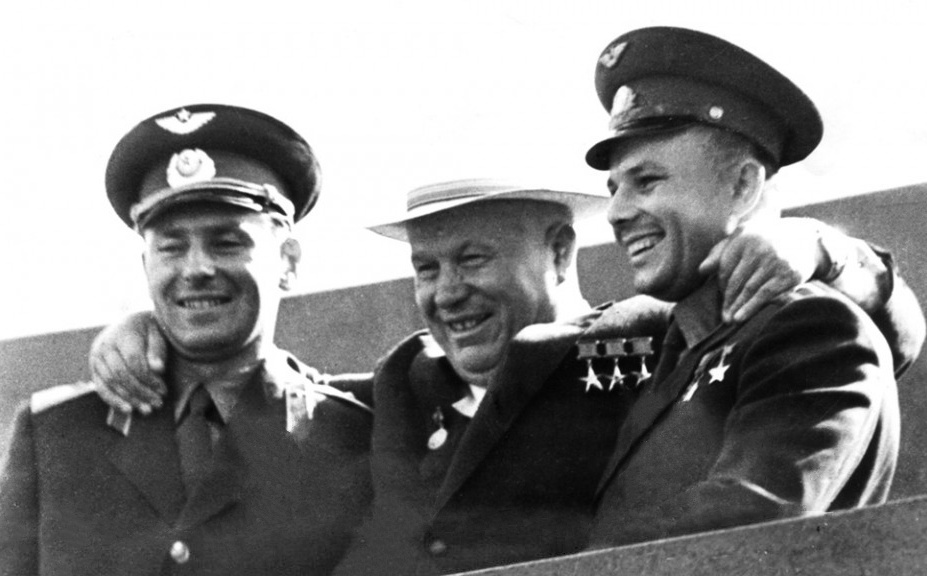 Titov, Khruschev, Gagarin poco dopo il rientro sulla terra nel 1961