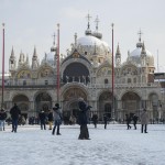 Anche Venezia si è svegliata ieri mattina sotto una leggera coltre di neve. Qui Piazza san Marco con la splendida cattedrale omonima