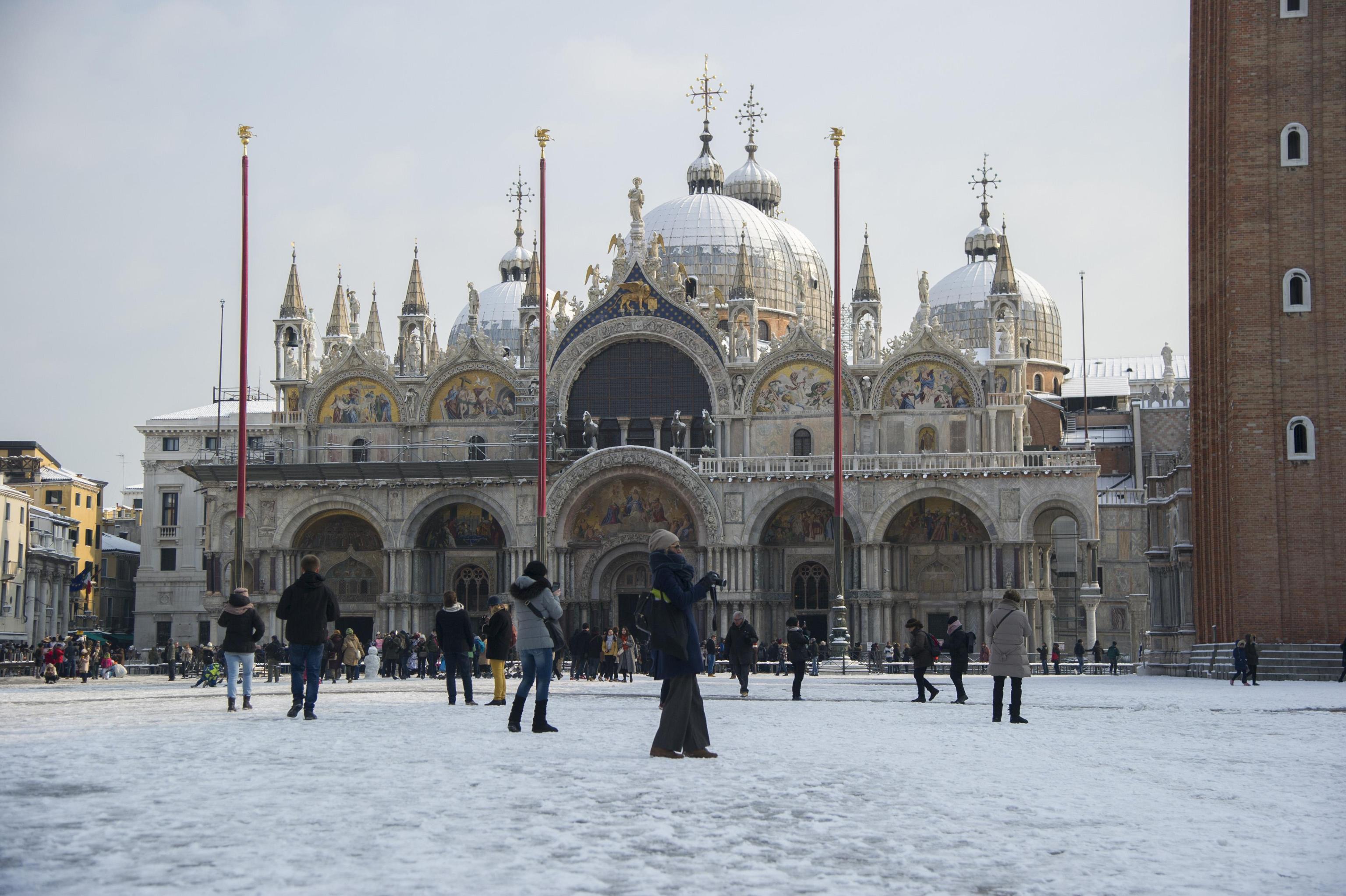 Anche Venezia si è svegliata ieri mattina sotto una leggera coltre di neve. Qui Piazza san Marco con la splendida cattedrale omonima