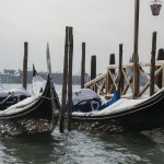 Le gondole ormeggiate nella laguna di Venezia ricoperte dalla neve