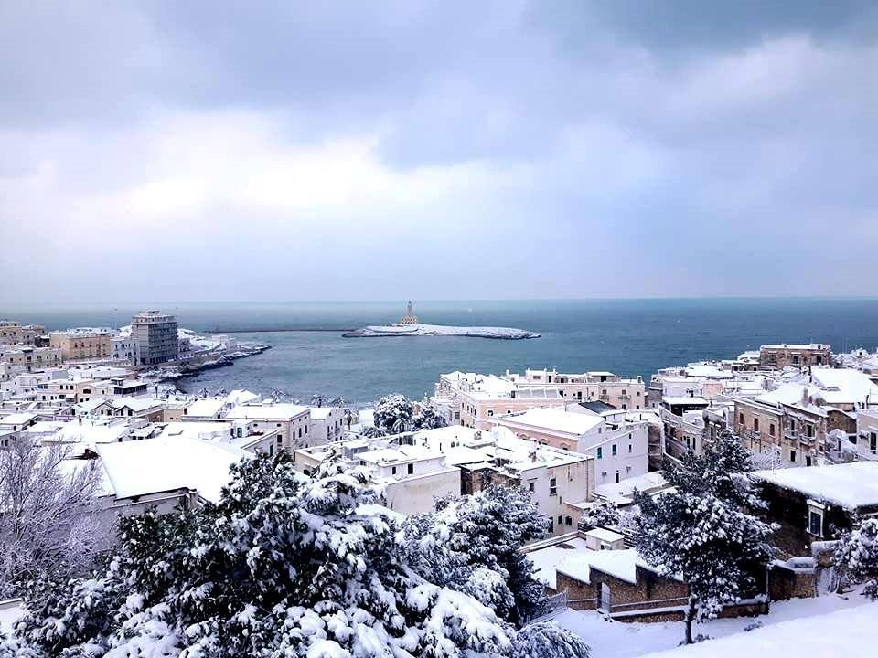 Una panoramica di Vieste in provincia di Foggia. La neve è arrivata anche lì