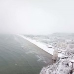 La spiaggia del Pizzomunno a Vieste in provincia di Foggia coperta dalla neve e dalla foschia