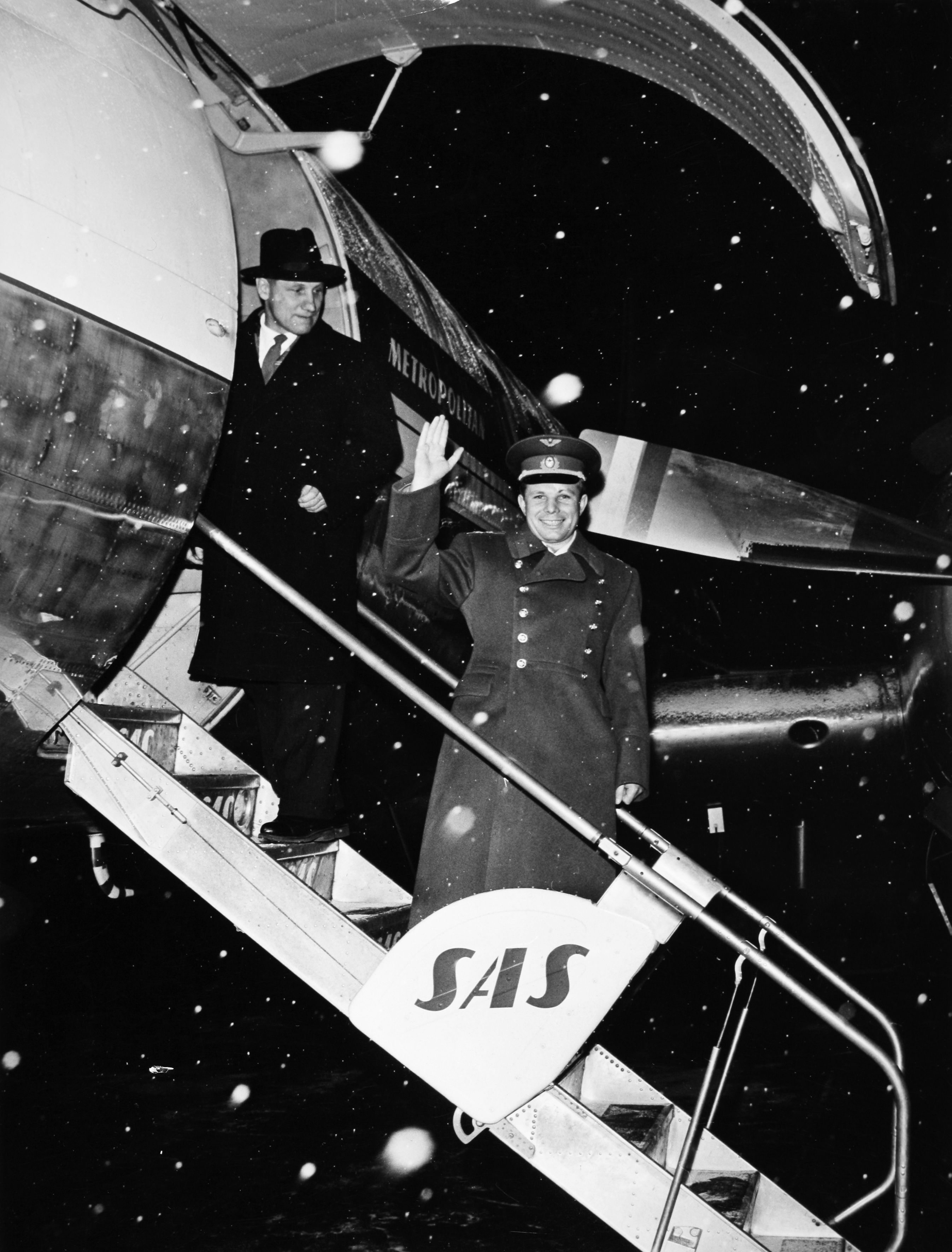 Jurij Gagarin appena atterrato in Svezia