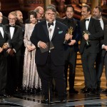 Il cast e il regista de "La forma dell’acqua" ritirano il premio per il miglior film. La pellicola ha incassato anche i riconoscimenti per miglior regia, miglior scenografia e miglior colonna sonora Il cast e il regista de "La forma dell’acqua" ritirano il premio per il miglior film. La pellicola ha incassato anche i riconoscimenti per miglior regia, miglior scenografia e miglior colonna sonora