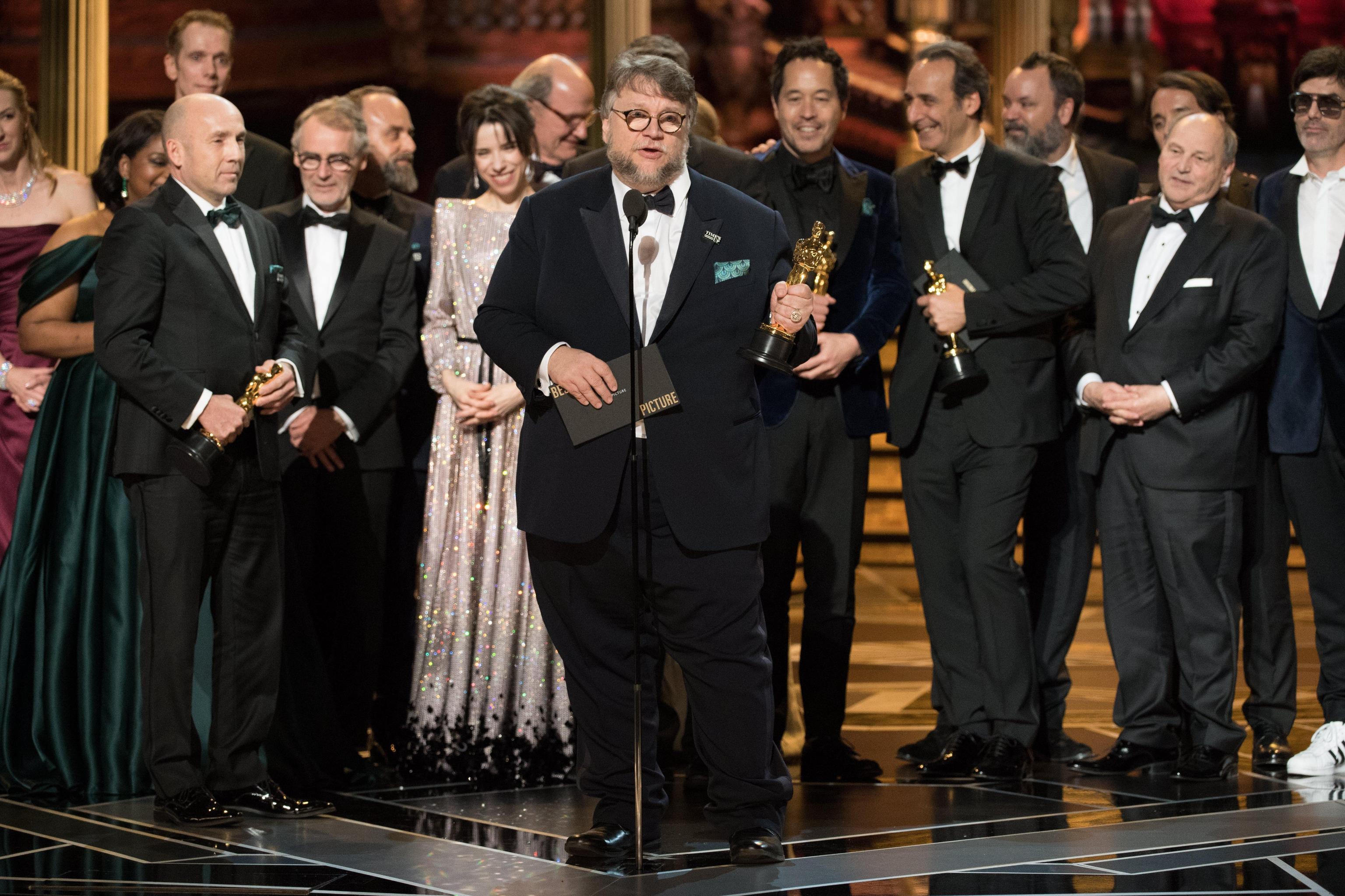 Il cast e il regista de "La forma dell’acqua" ritirano il premio per il miglior film. La pellicola ha incassato anche i riconoscimenti per miglior regia, miglior scenografia e miglior colonna sonora Il cast e il regista de "La forma dell’acqua" ritirano il premio per il miglior film. La pellicola ha incassato anche i riconoscimenti per miglior regia, miglior scenografia e miglior colonna sonora