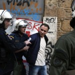 Un manifestante ferito viene portato via dagli agenti