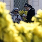 Due suore in attesa davanti al Colle