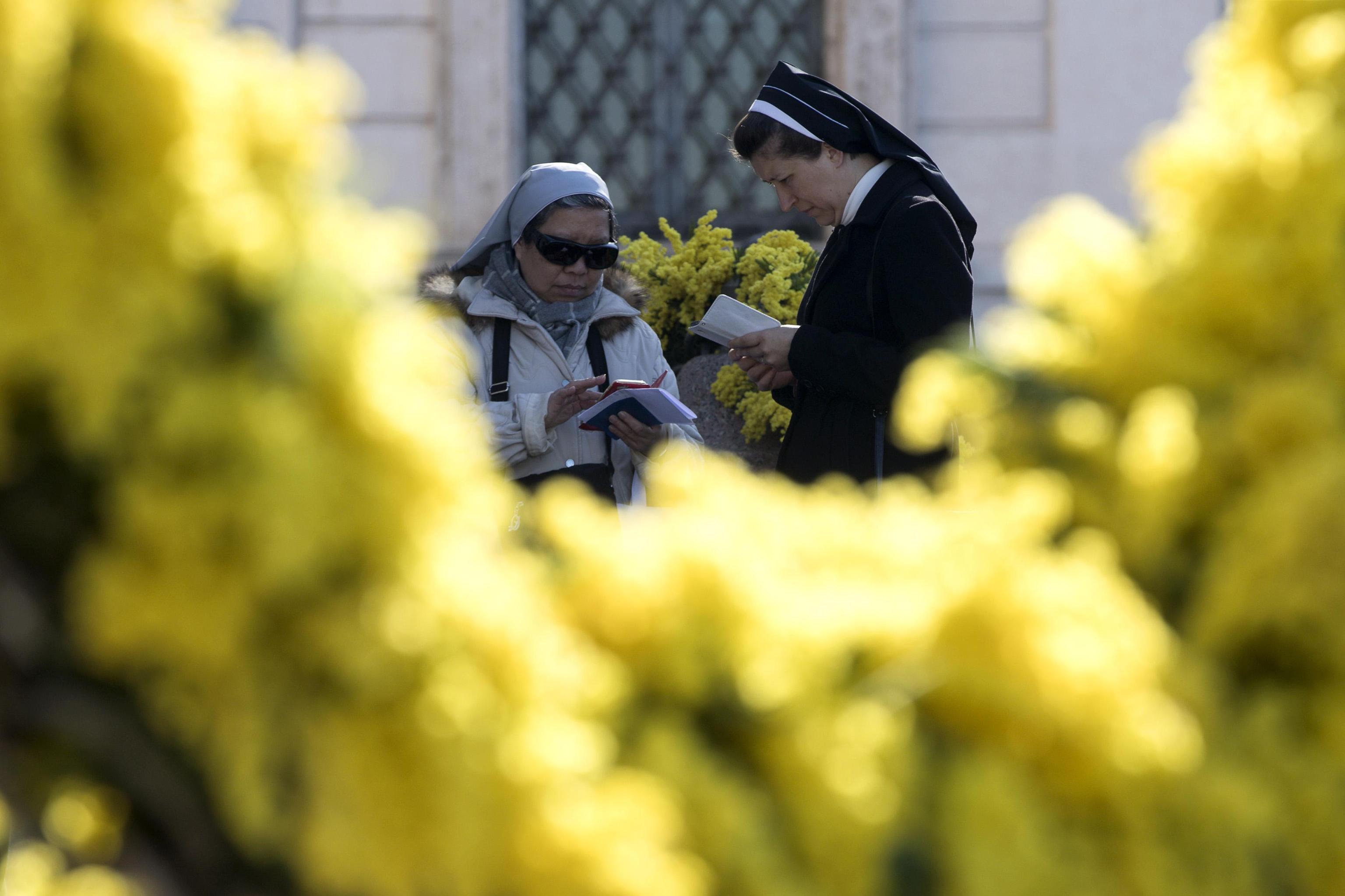 Due suore in attesa davanti al Colle