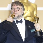 Guillermo del Toro bacia la statuetta d’oro ottenuta per la miglior regia ("La forma dell’acqua") Guillermo del Toro bacia la statuetta d’oro ottenuta per la miglior regia ("La forma dell’acqua")