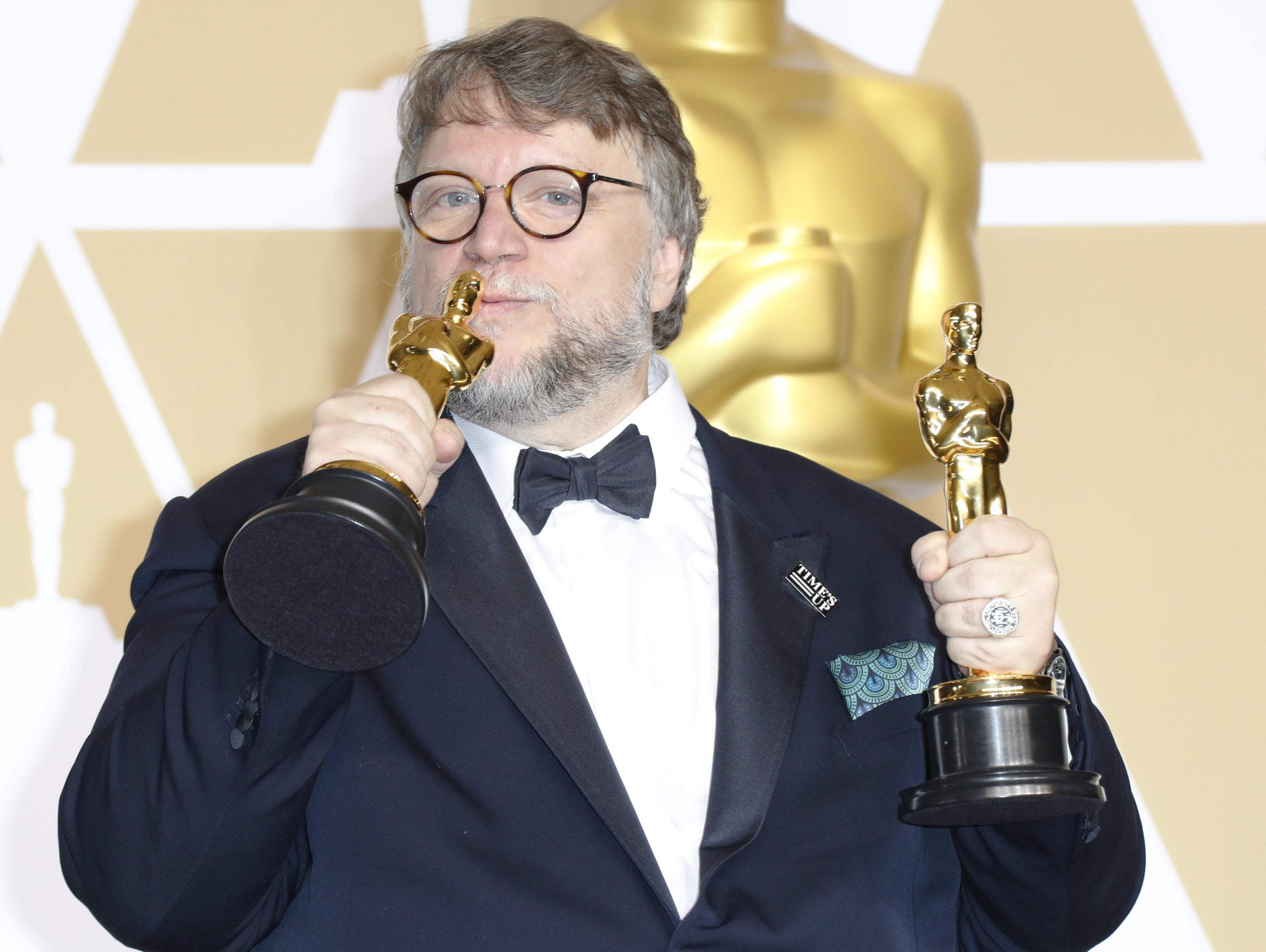 Guillermo del Toro bacia la statuetta d’oro ottenuta per la miglior regia ("La forma dell’acqua")