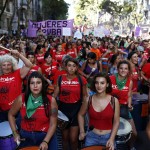 Buenos Aires, le donne sfilano per le vie del centro per raggiungere la sede del Congresso