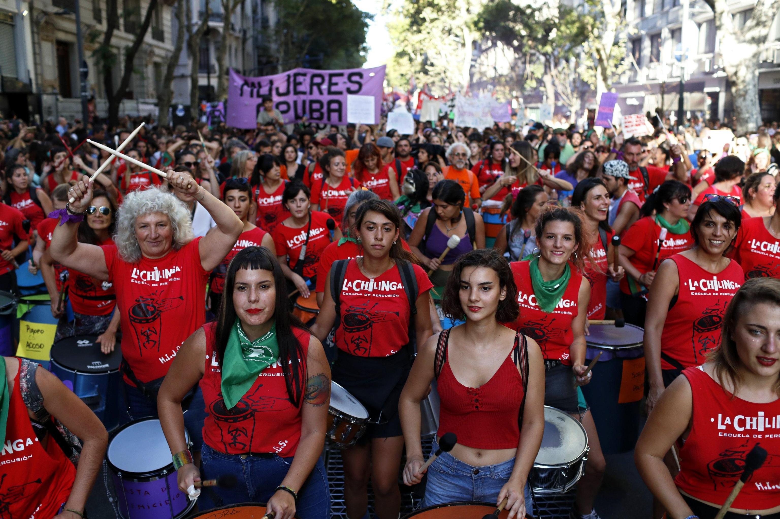 Buenos Aires, le donne sfilano per le vie del centro per raggiungere la sede del Congresso