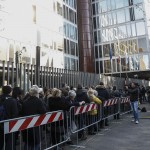Lunghissima la fila che si è formata fin dalle prime ore davanti alla camera ardente