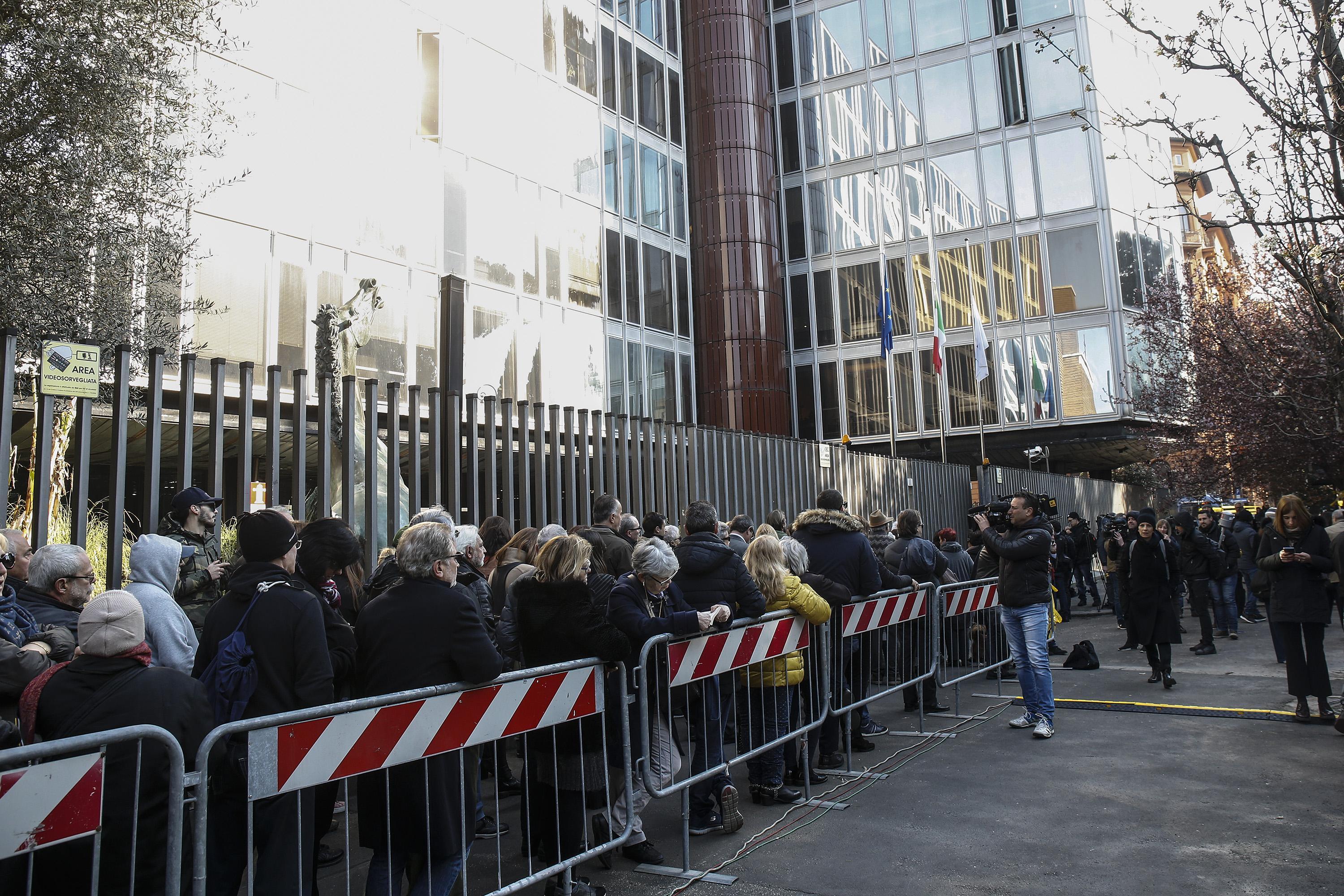 Lunghissima la fila che si è formata fin dalle prime ore davanti alla camera ardente