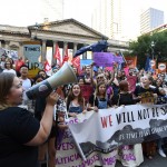 Partecipanti allo sciopero che si tiene presso la Biblioteca di Stato di Melbourne, in Australia