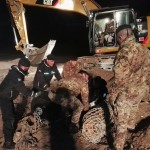 Gli artificieri dell'Esercito e i palombari della Marina lavorano per neutralizzare l'ordigno