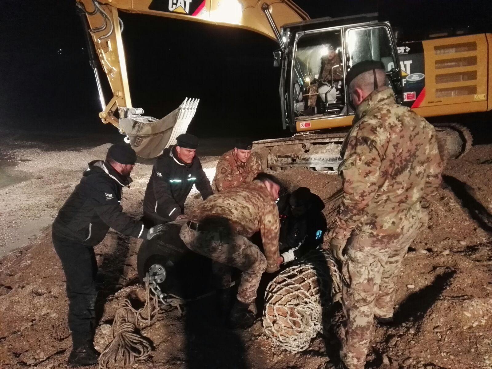 Gli artificieri dell'Esercito e i palombari della Marina lavorano per neutralizzare l'ordigno