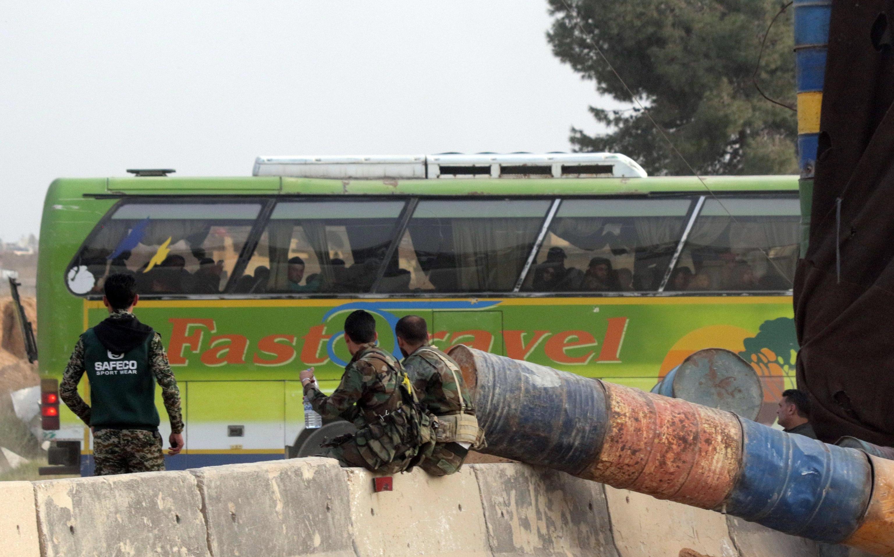 Gli autobus porteranno i combattenti da Harasta a Idlib