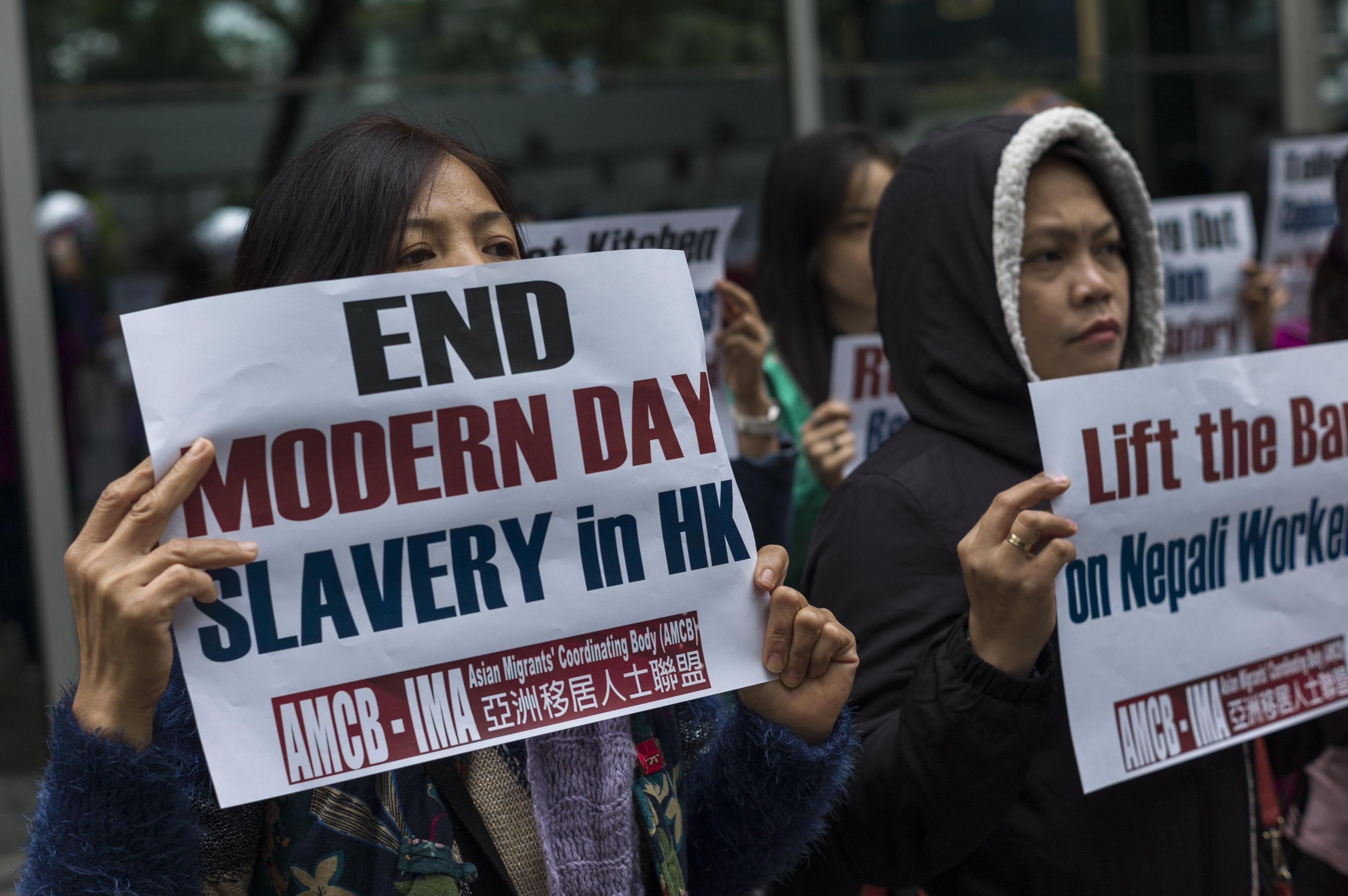 Lavoratrici protestano contro le condizioni delle donne a Hong Kong, in Cina
