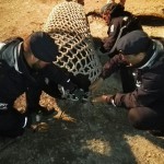 Gli artificieri dell'Esercito e i palombari della Marina trasportano l'ordigno