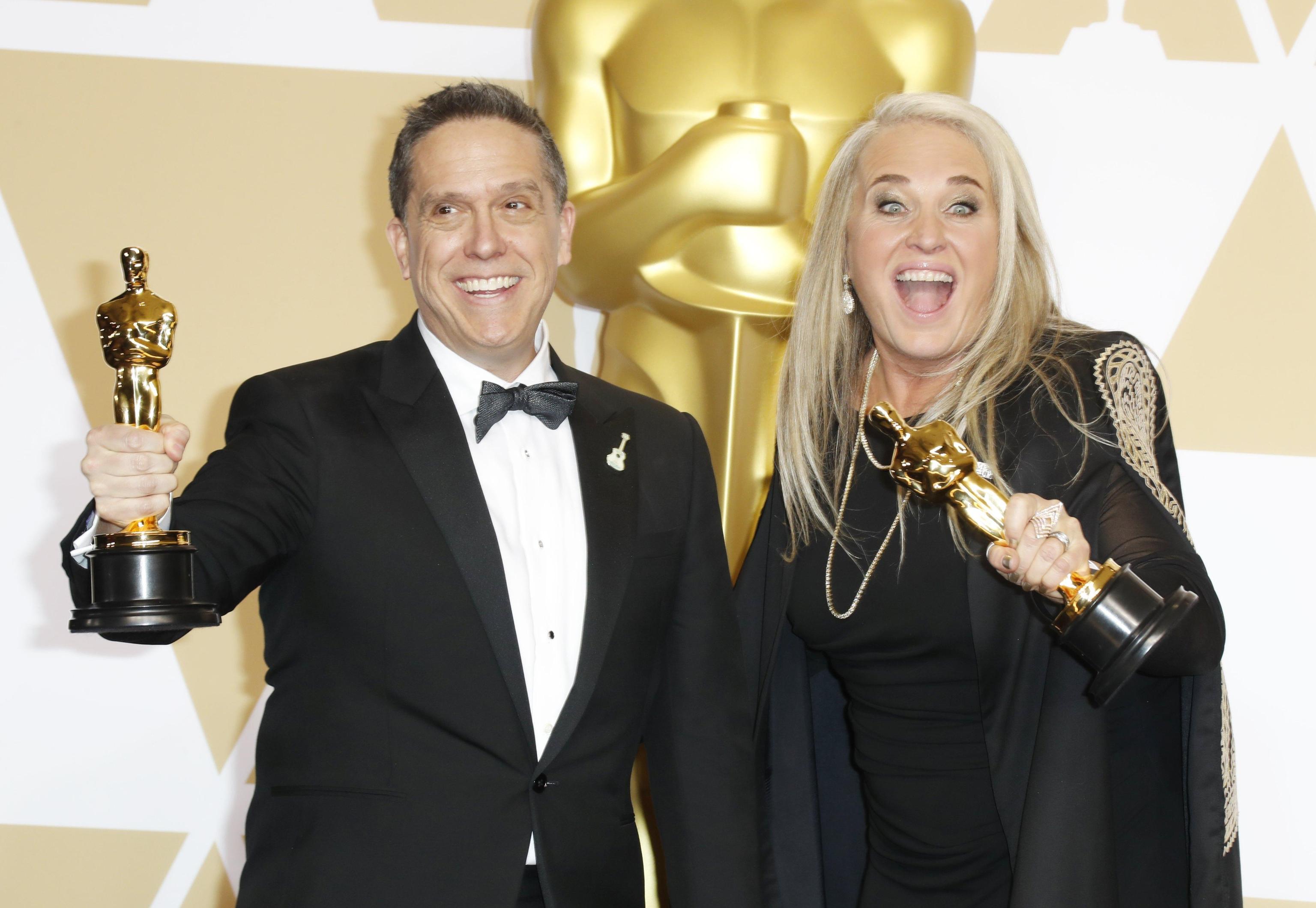 Lee Unkrich e Darla K. Anderson posano in sala stampa dopo aver vinto con "Coco" nella categoria miglior film d’animazione. Il lungometraggio ha conquistato anche il premio per la miglior canzone originale