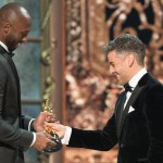 Oscar Isaac consegna a Kobe Bryant l’Oscar per "Dear Basketball", miglior corto d’animazione Oscar Isaac consegna a Kobe Bryant l’Oscar per "Dear Basketball", miglior corto d’animazione