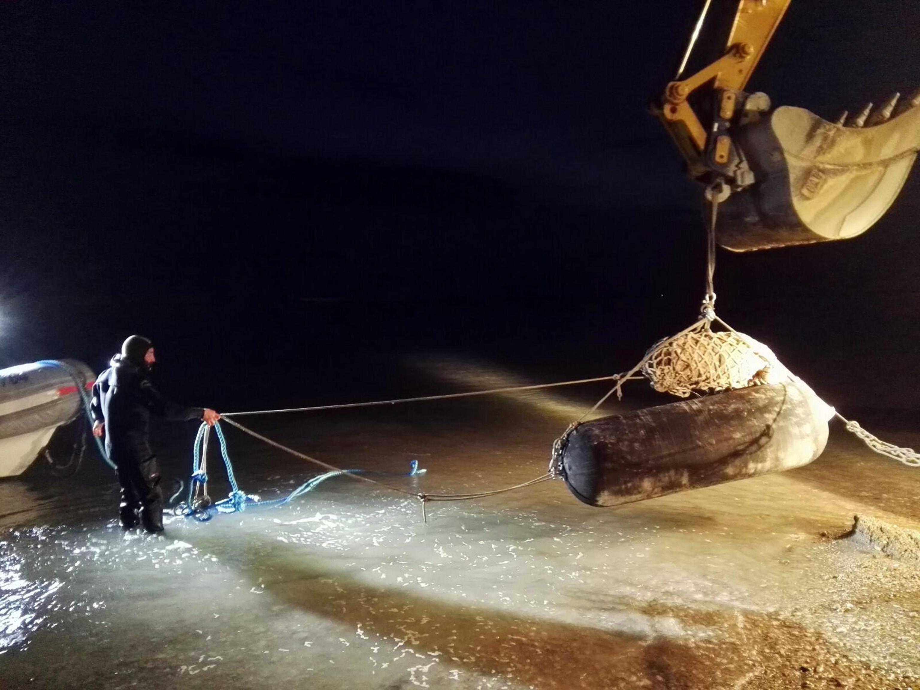 La delicata fase di trasporto in mare dell'ordigno