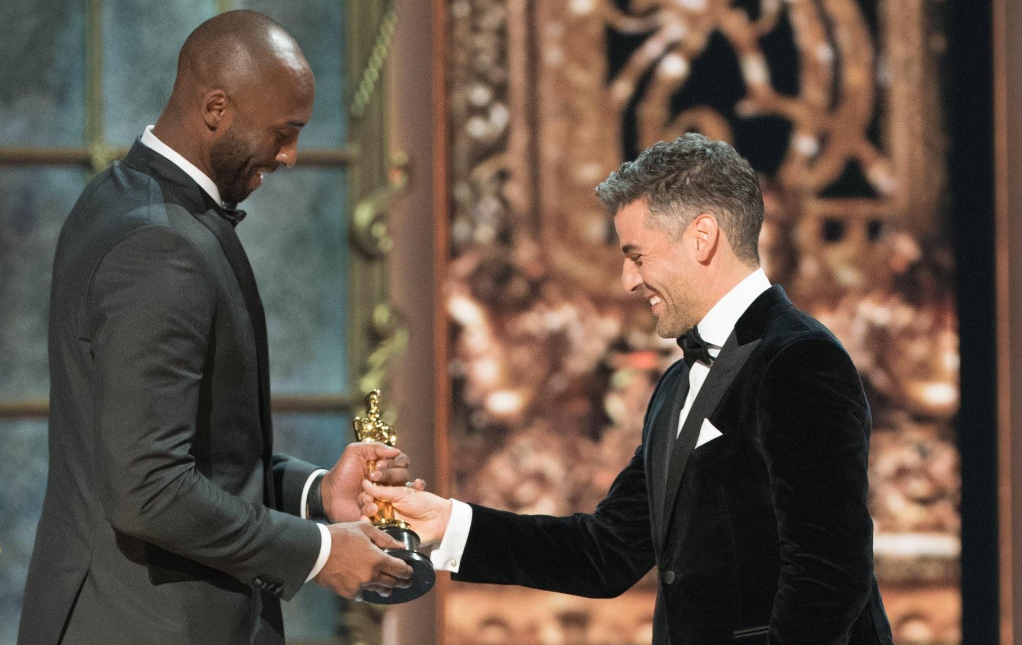 Oscar Isaac consegna a Kobe Bryant l’Oscar per "Dear Basketball", miglior corto d’animazione Oscar Isaac consegna a Kobe Bryant l’Oscar per "Dear Basketball", miglior corto d’animazione