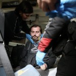 Il foto-giornalista freelance greco Angelos Barai in ambulanza