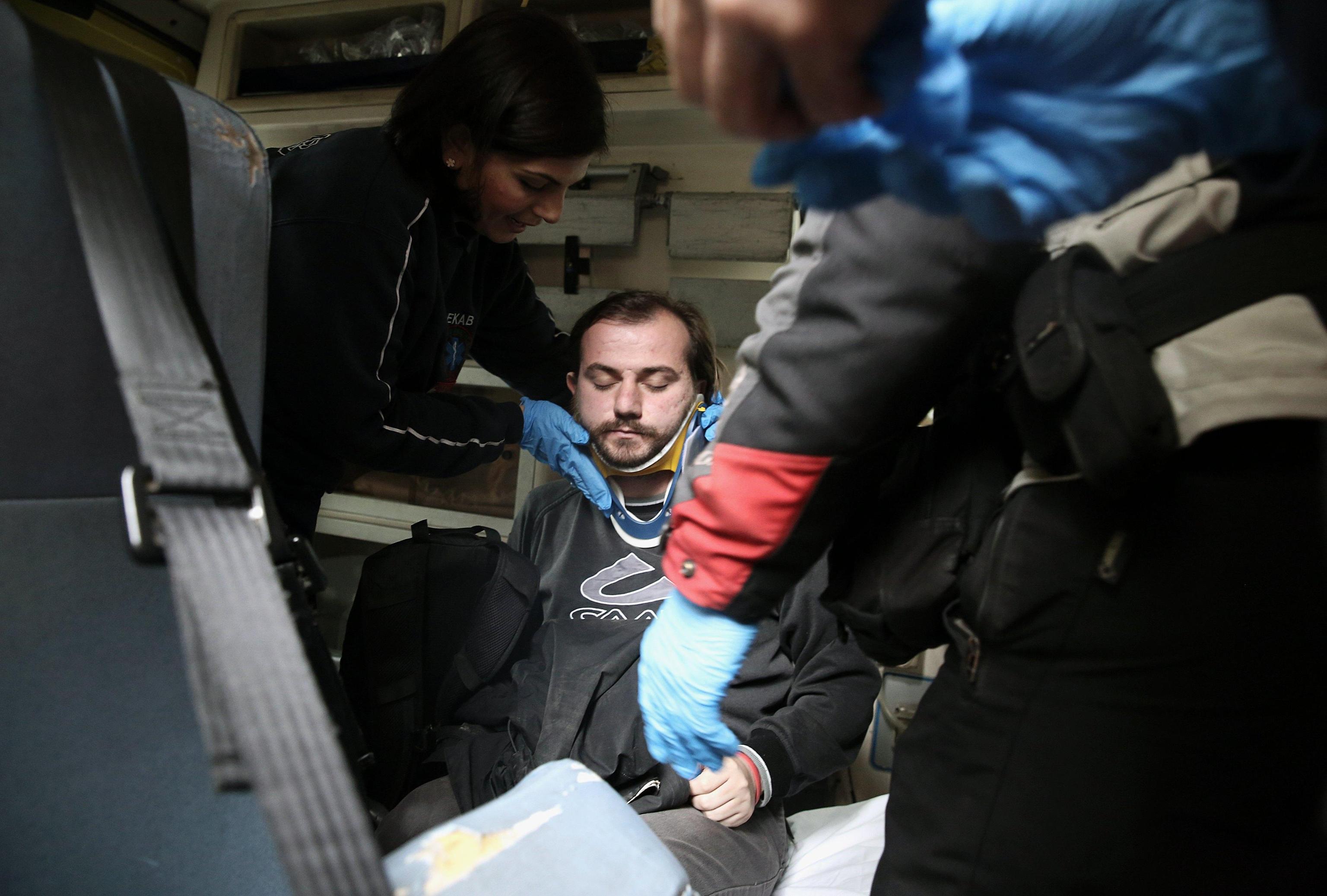 Il foto-giornalista freelance greco Angelos Barai in ambulanza
