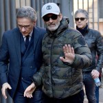 Un Fiorello occhiali scuri e visibilmente provato entra a Viale Mazzini