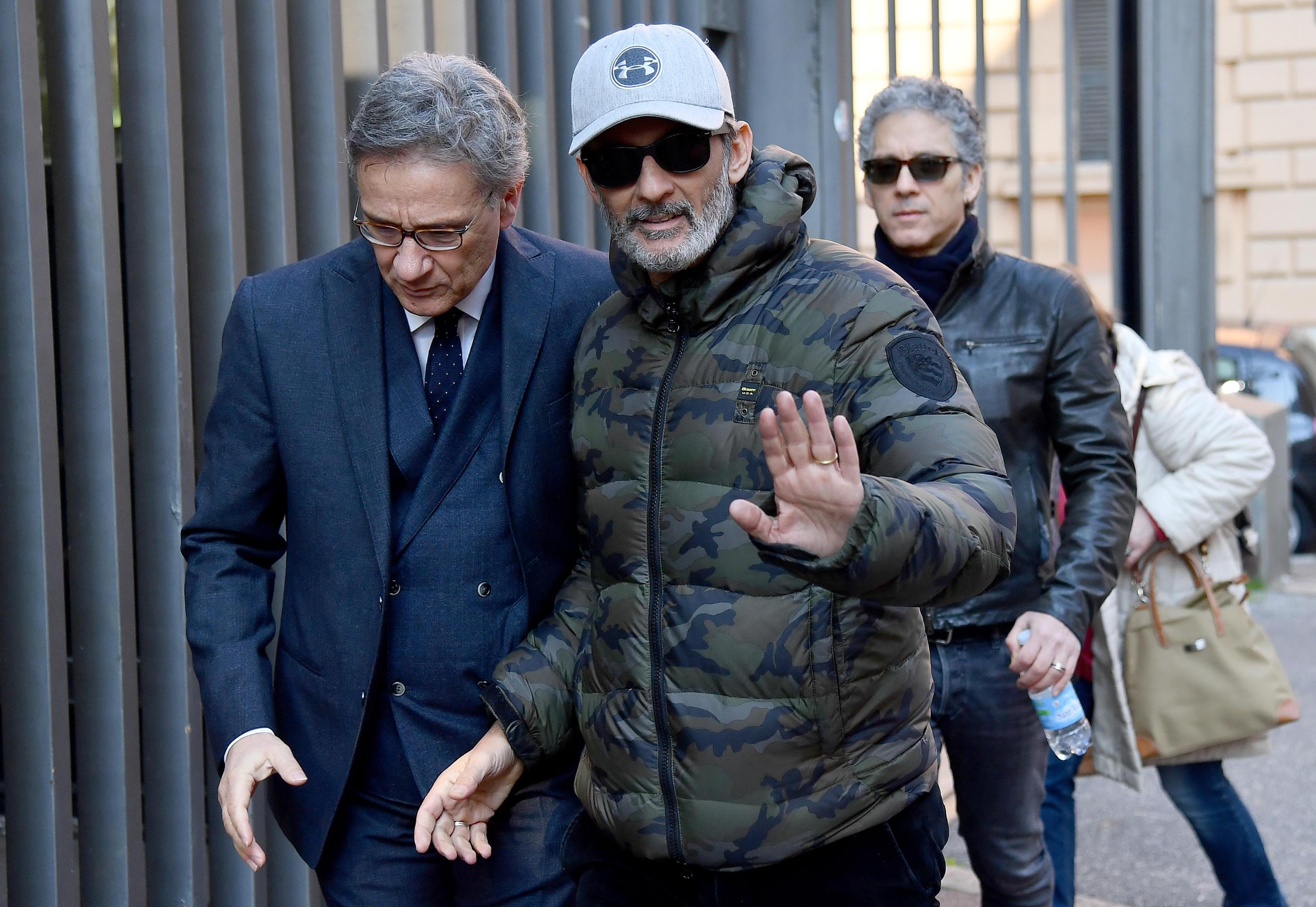 Un Fiorello occhiali scuri e visibilmente provato entra a Viale Mazzini