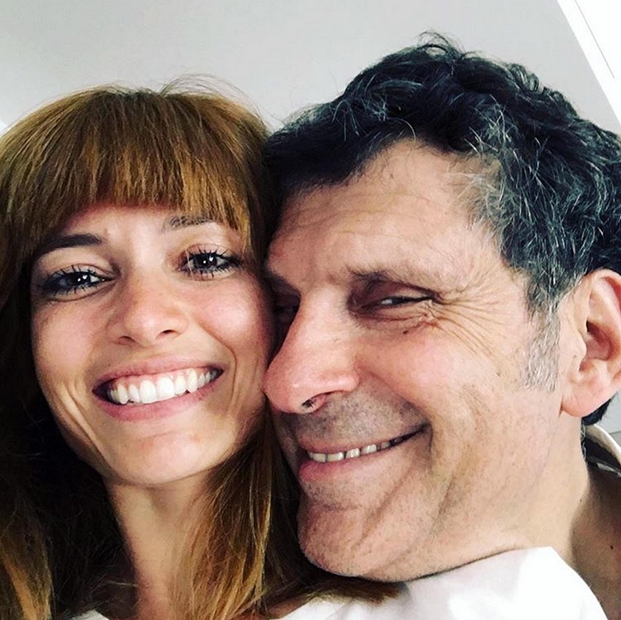 Una foto insieme alla compagna e giornalista Carlotta Mantovani, conosciuta a Miss Italia