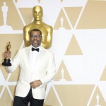Jordan Peele in posa dopo aver ricevuto il riconoscimento per la miglior sceneggiatura originale ("Get out - Scappa") Jordan Peele in posa dopo aver ricevuto il riconoscimento per la miglior sceneggiatura originale ("Get out - Scappa")
