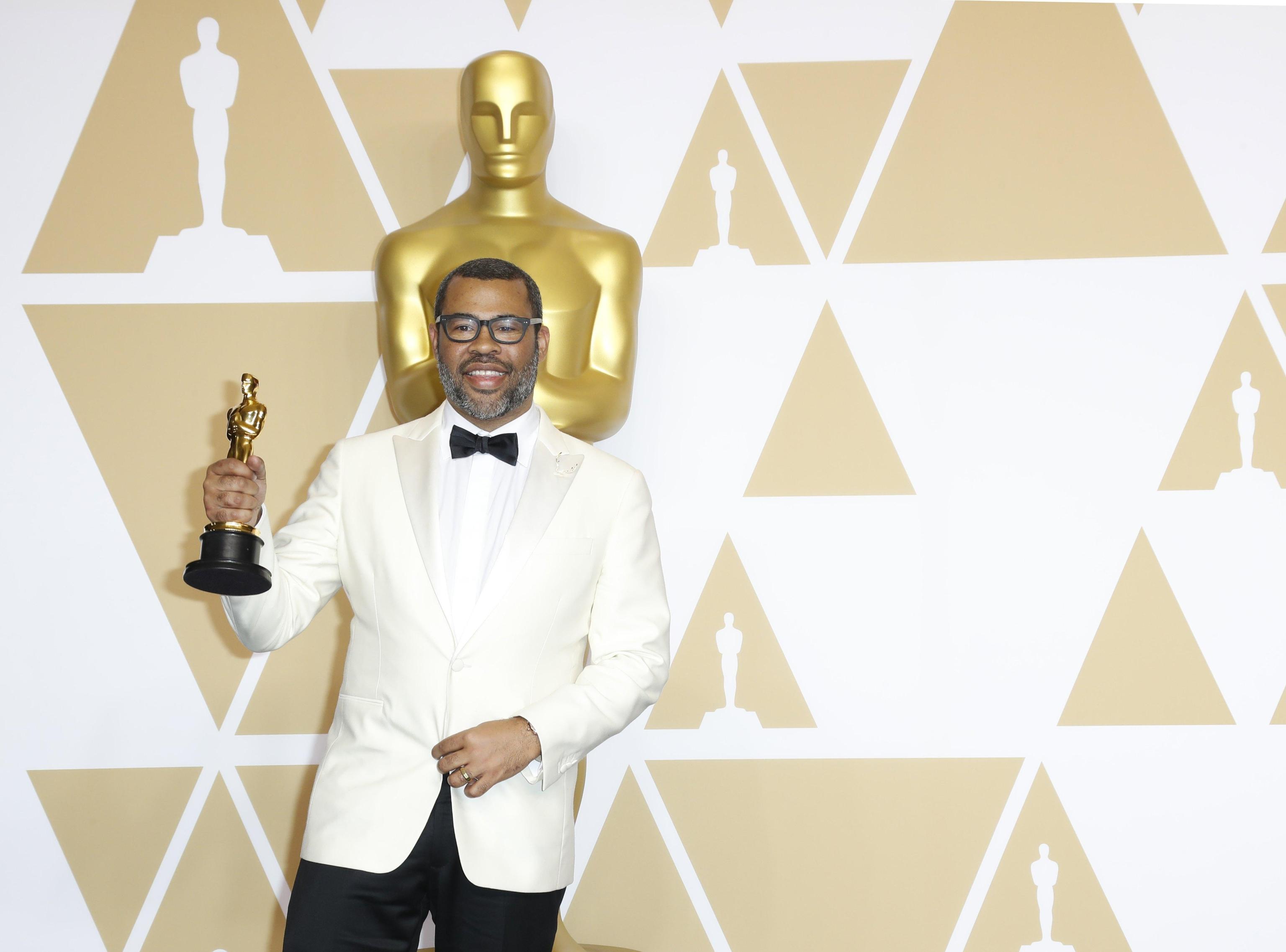 Jordan Peele in posa dopo aver ricevuto il riconoscimento per la miglior sceneggiatura originale ("Get out - Scappa") Jordan Peele in posa dopo aver ricevuto il riconoscimento per la miglior sceneggiatura originale ("Get out - Scappa")