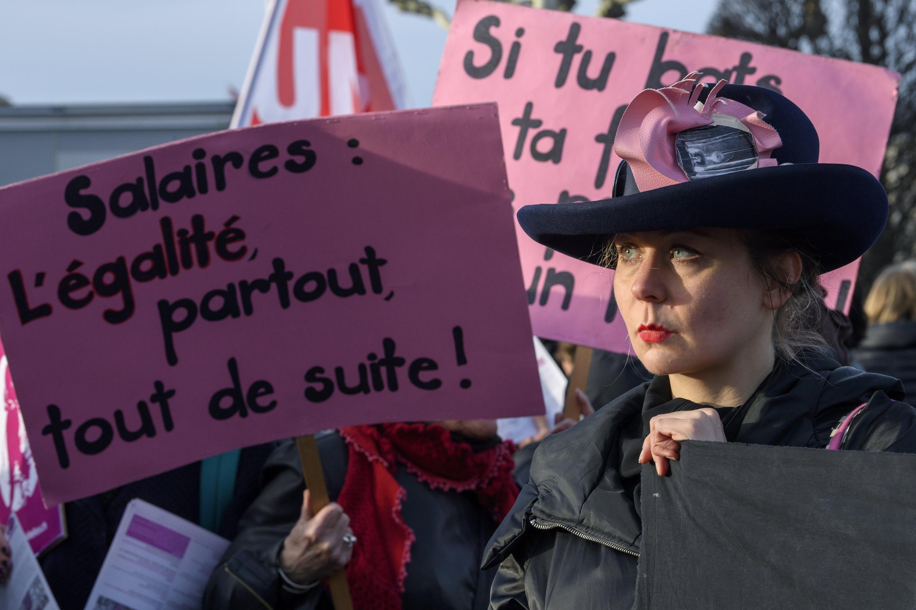 Anche in Svizzera, paese molto sensibile nei confronti delle politiche per le donne, si deve fare di più: in migliaia sono scese in piazza a Ginevra